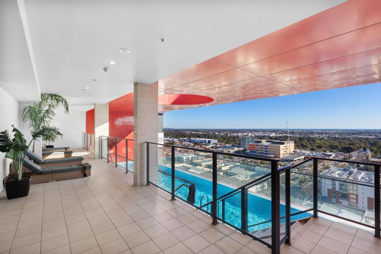 Skyline Luxury Retreat: Gym, Pool & Cinema Apartment Adelaide Exterior photo